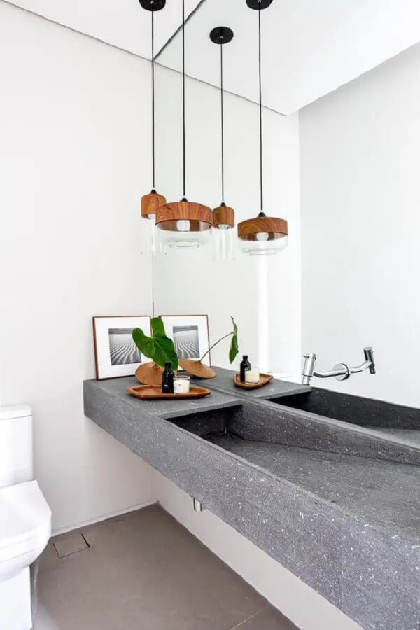 luminária pendente para banheiro minimalista decorado com pia esculpida  Foto Casa de Valentina