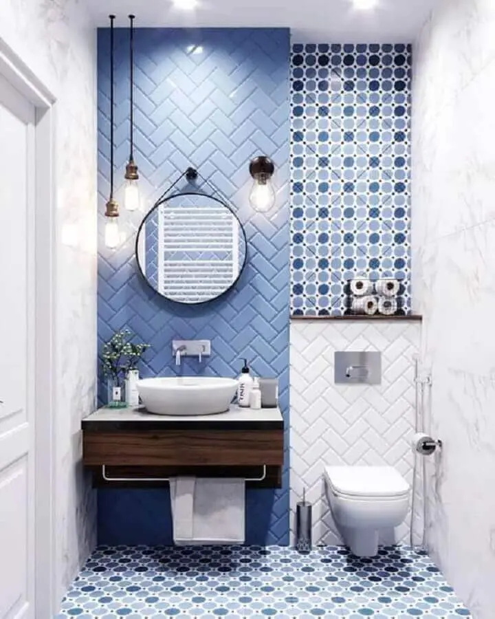 luminária pendente para banheiro pequeno decorado com revestimento azul Foto Pinterest