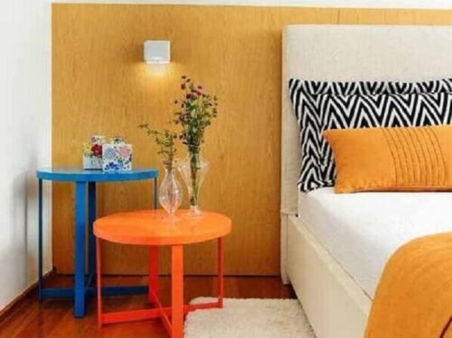 mesa de canto colorida para quarto decorado com tapete branco Foto Pinterest