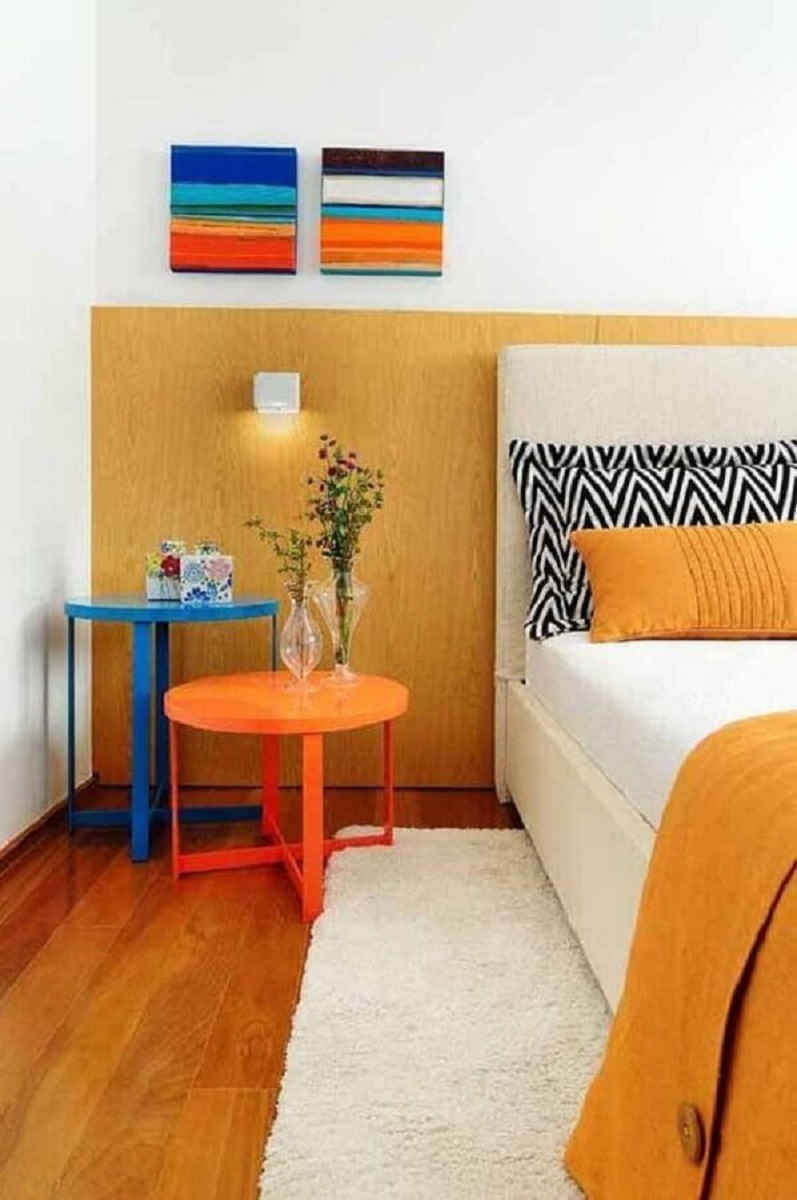 mesa de canto colorida para quarto decorado com tapete branco Foto Pinterest