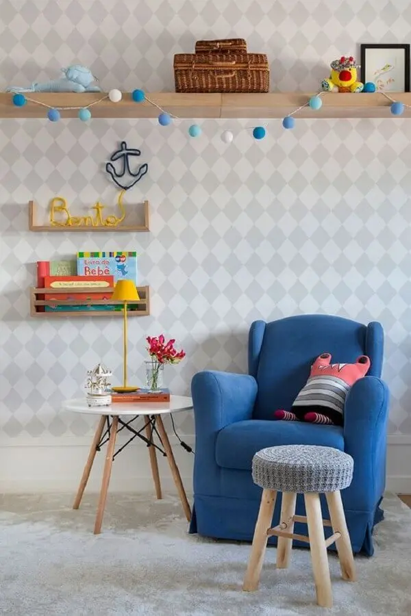 mesa de canto para quarto de bebê decorado com poltrona azul Foto Casa de Valentina