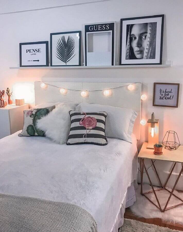 mesa de canto para quarto feminino decorado todo branco Foto Pinterest
