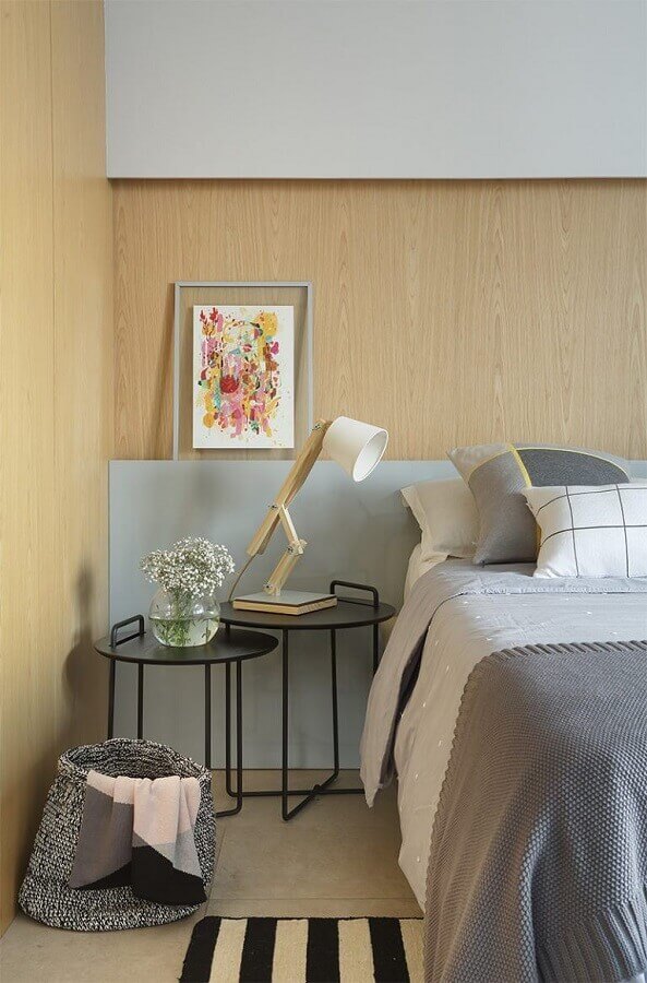 mesa de canto para quarto moderno planejado com parede amadeirada Foto Casa de Valentina
