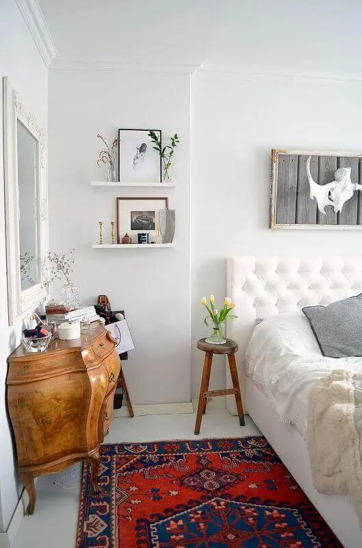 mesa de canto pequena para quarto de casal decorado com cabeceira de telinha Foto Behance