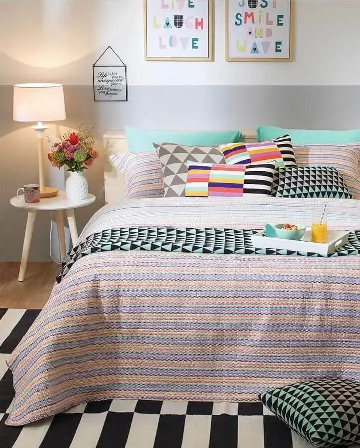 mesa de canto retrô para quarto de casal decorado com almofadas coloridas Foto Pinterest