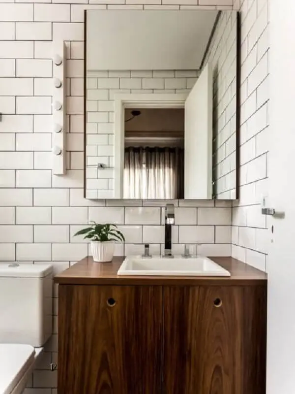metro white branco para decoração de banheiro com gabinete de madeira Foto Pinterest