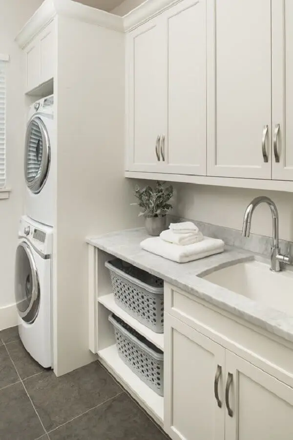 modelo clássico de armário para lavanderia planejada toda branca Foto Brianna Michelle Design
