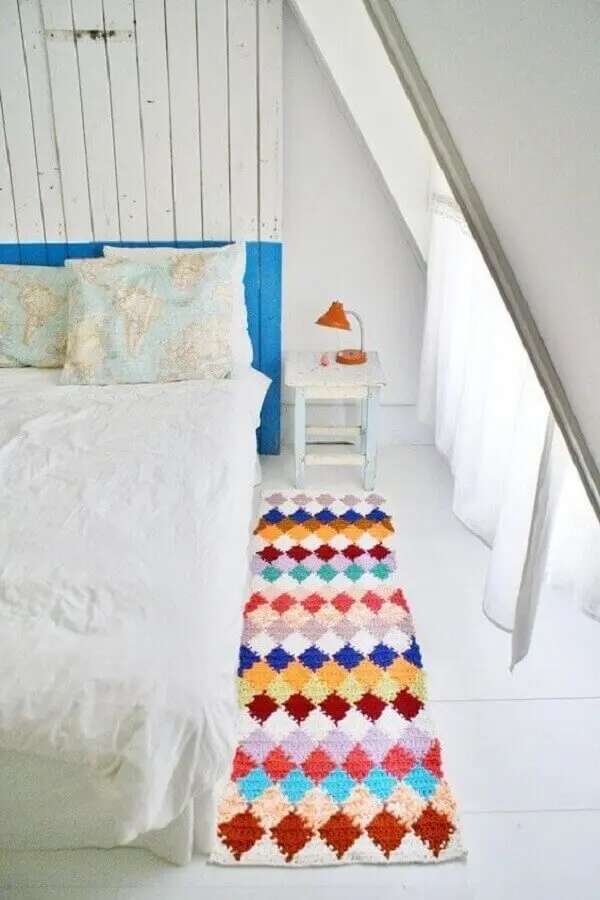 modelo colorido de passadeira de crochê para quarto simples decorado todo branco  Foto Artesanatop