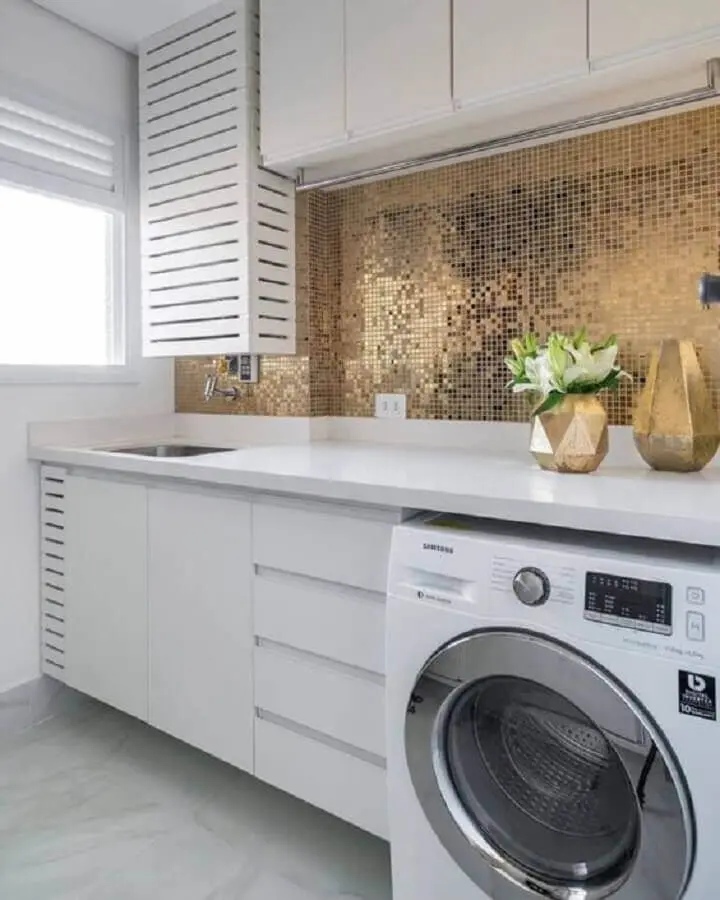 modelo de armário para lavanderia decorada com revestimento dourado Foto Jeito de Casa