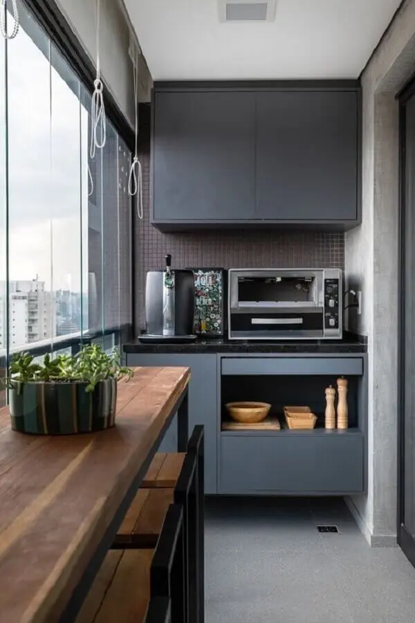 móveis planejados cinza e bancada de madeira para varanda pequena decorada moderna Foto Dicas de Mulher