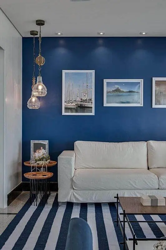 paleta de cores azul para decoração de sala com sofá branco e tapete listrado  Foto Pinterest