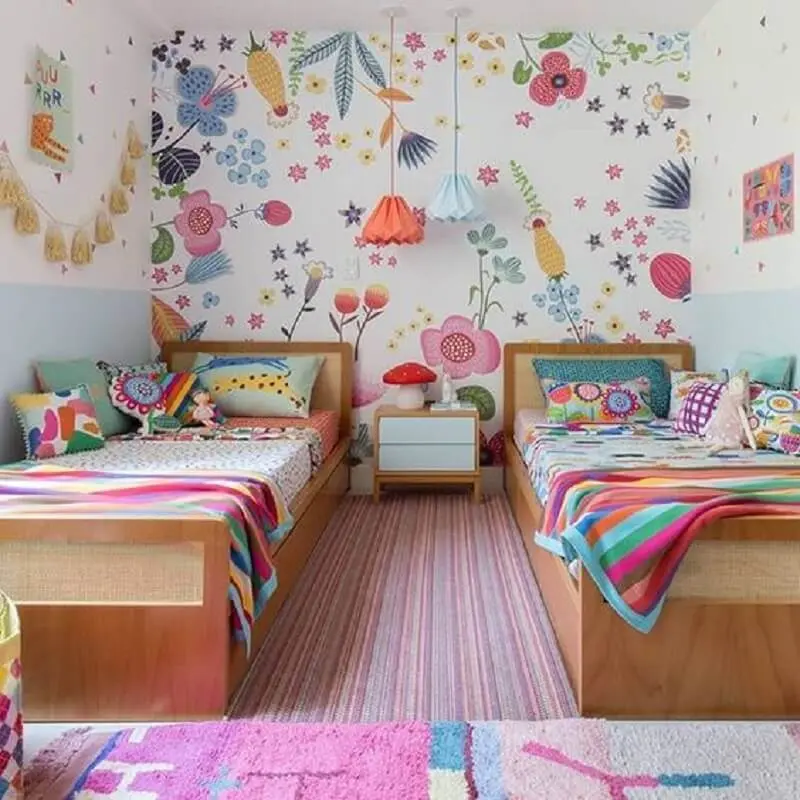papel de parede colorido para decoração de quarto para criança com camas de madeira Foto MOOUI