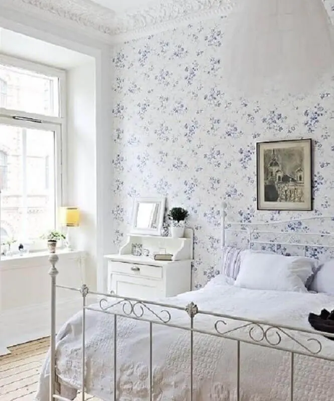 papel de parede floral romântico para quarto decorado com cama de ferro clássica Foto Pinterest