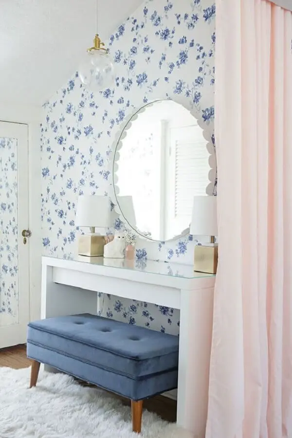 papel de parede floral romântico para quarto decorado com escrivaninha branca Foto Histórias de Casa