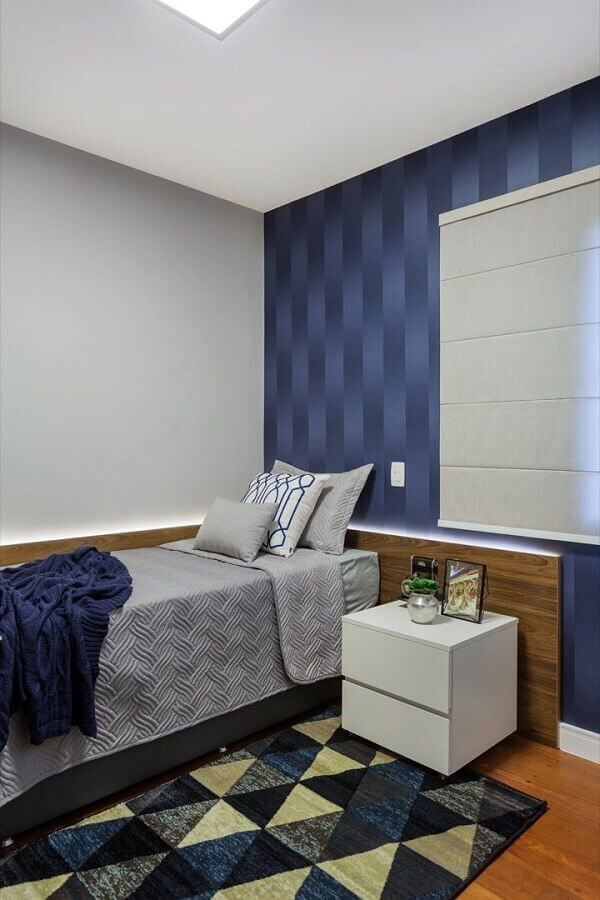 papel de parede na cor azul marinho para quarto de solteiro  Foto Pinterest