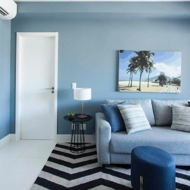 parede cor azul pastel para decoração de sala com sofá cinza  Foto Pinterest