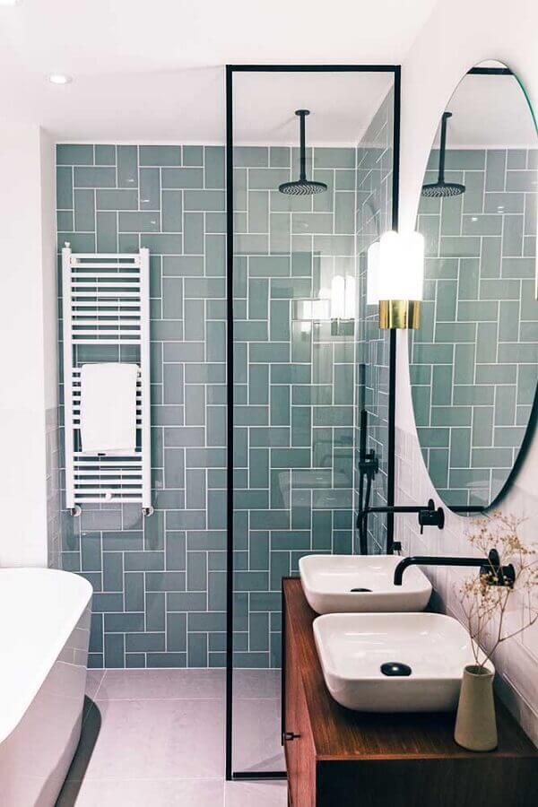 parede metro white para banheiro moderno decorado com espelho redondo Foto Pinterest