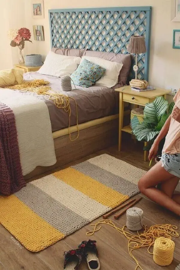 passadeira de crochê para quarto decorado com cabeceira de madeira azul  Foto Artesanatop