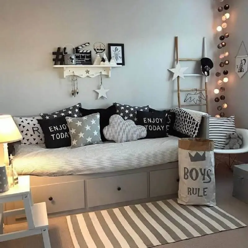 passadeira listrada para quarto cinza decorado com várias almofadas Foto Pinterest