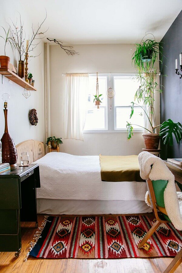 passadeira para quarto de casal pequeno decorado com vasos de plantas Foto HomeDecorMagz