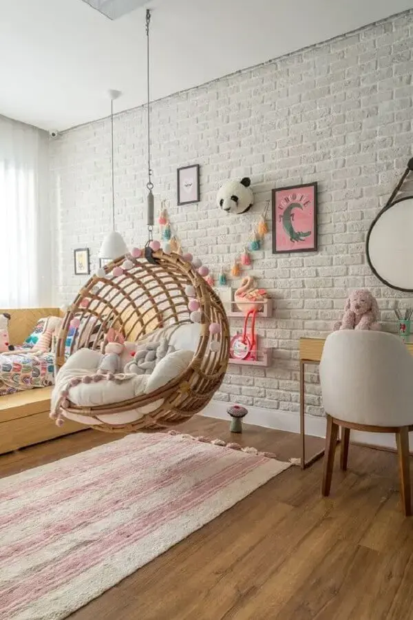 passadeira para quarto infantil decorado com parede tijolinho branco e balanço suspenso  Foto MOOUI