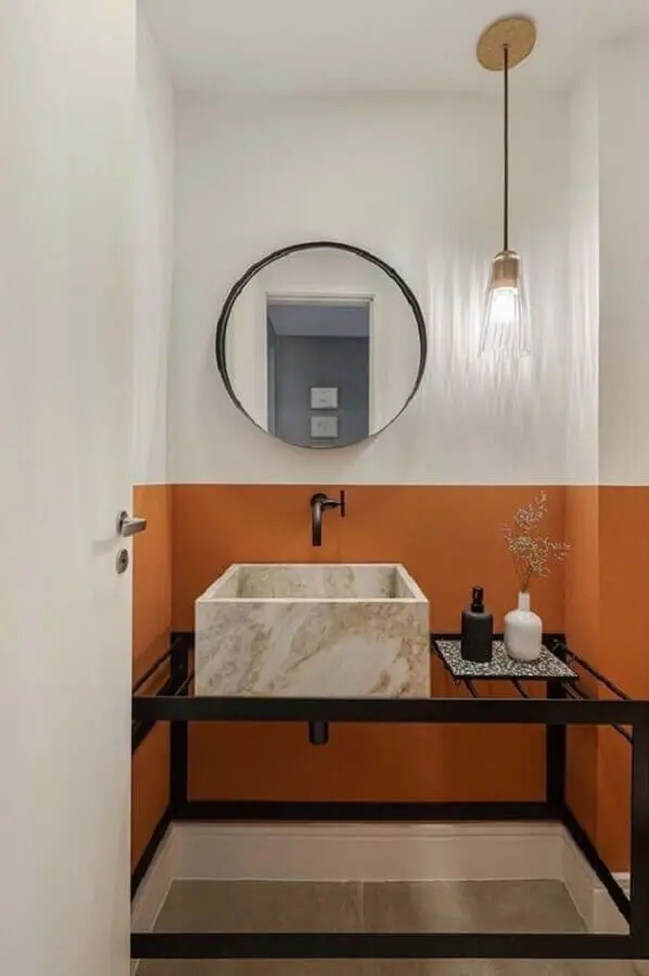 pendente para banheiro pequeno decorado com parede branca e laranja Foto Histórias de Casa