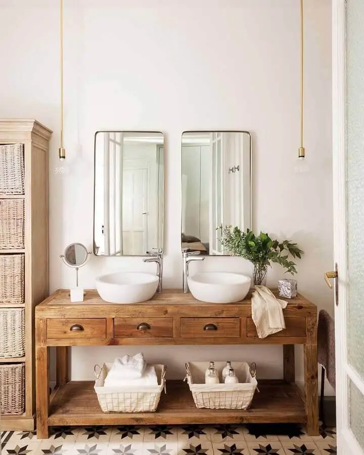 pendente para banheiro rústico decorado com armário de madeira Foto Cláudia Lopes Pella