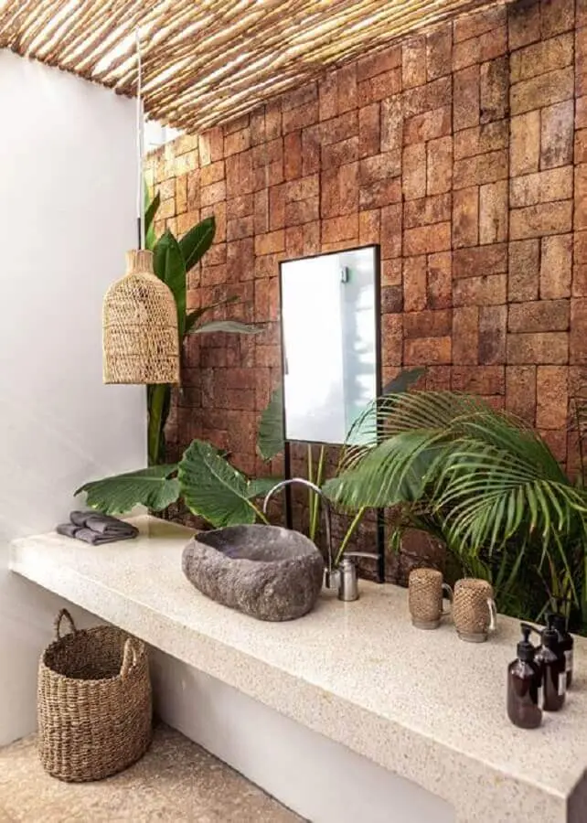pendente para banheiro rústico decorado com revestimento de parede e cuba de pedra Foto Casa de Irene