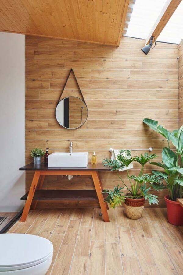 Banheiro de madeira moderno