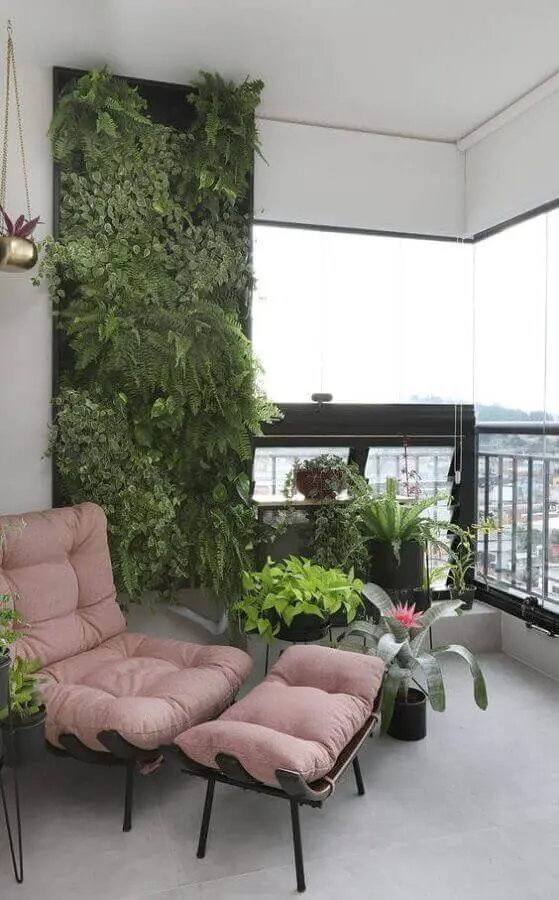 poltrona confortável para varanda de apartamento decorado com vasos de plantas e jardim vertical Foto Conexão Décor