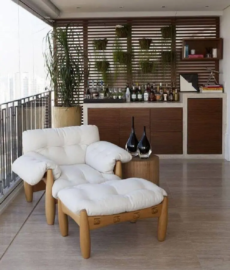 poltrona confortável para varanda decorada com barzinho planejado Foto Casa de Valentin