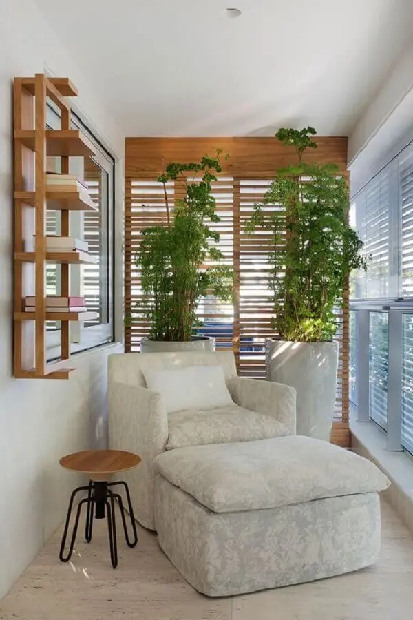 poltrona confortável para varanda pequena decorada com vaso de planta grande Foto Casa de Valentina
