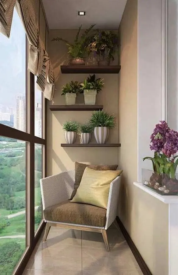 poltrona moderna para decoração de varanda pequena com prateleiras para plantas Foto Pinterest