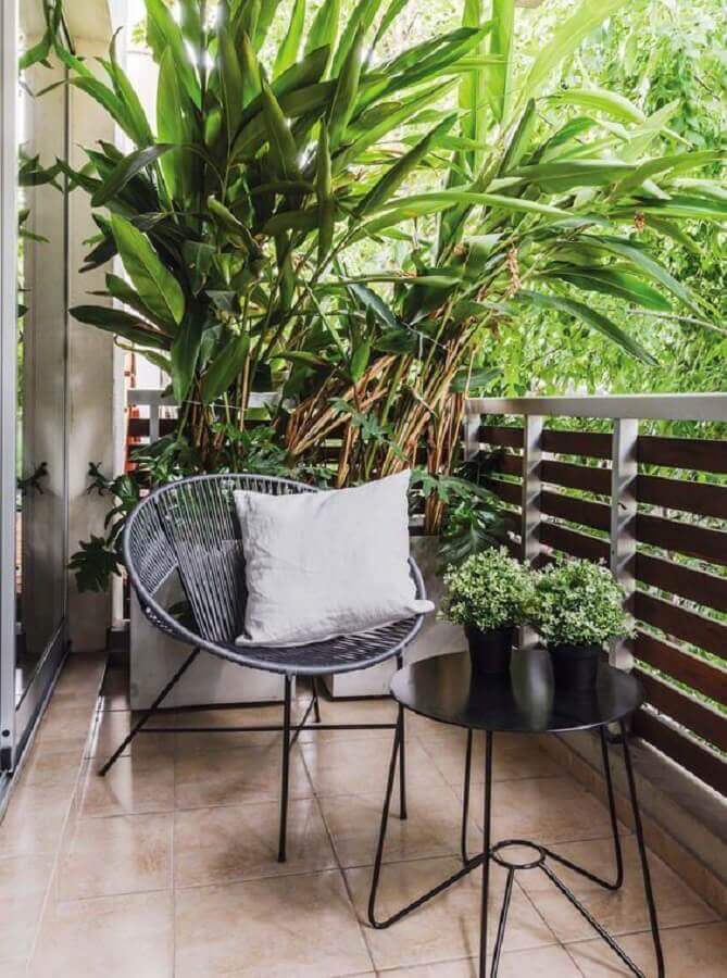 poltrona pequena para varanda decorada com mesa de apoio redonda Foto Pinterest