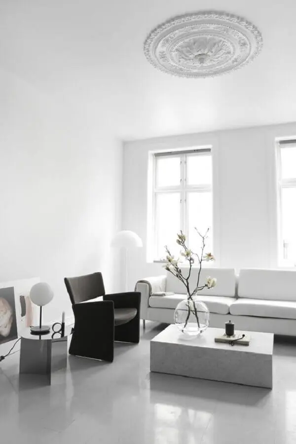 poltrona preta para decoração de sala de estar minimalista toda branca Foto Pinterest