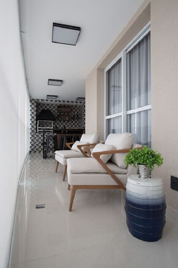 poltronas para varanda de apartamento decorada em cores claras e neutras Foto Pinterest