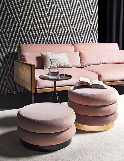Puff redondo rosa com sofá da mesma cor