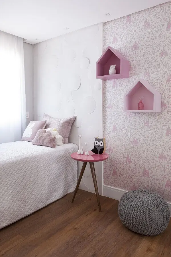 quarto de adolescente feminino branco e rosa decorado com nicho casinha Foto Bárbara Dundes