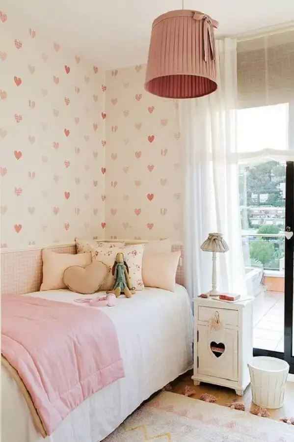 quarto de adolescente feminino decorado com papel de parede de corações Foto El Mueble