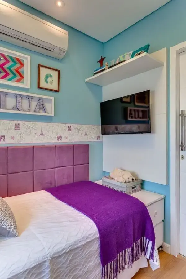 quarto de adolescente feminino simples decorado com parede azul e cabeceira roxa Foto Rúbia M. Vieira Interiores