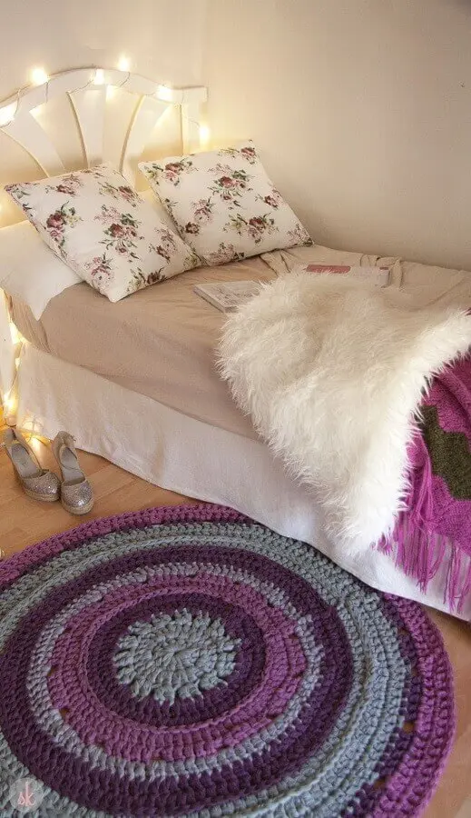 quarto de adolescente feminino simples decorado com tapete de crochê redondo Foto Susimiu