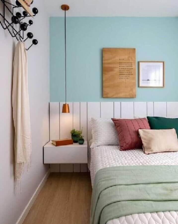 quarto de casal decorado com almofadas coloridas e parede na cor azul claro  Foto Jeito de Casa