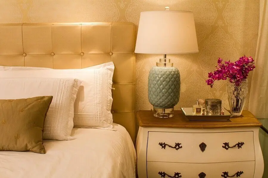 quarto de casal sofisticado decorado com papel de parede romântico dourado Foto Alexadre Magno