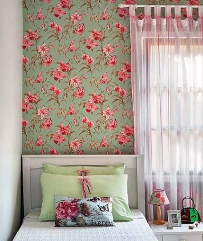 quarto de menina decorado com papel de parede romântico feminino floral Foto Simples Decoração