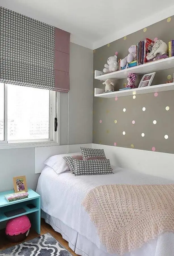 quarto decorado de adolescente feminino com bolinhas coloridas para parede cinza Foto Jeito de casa