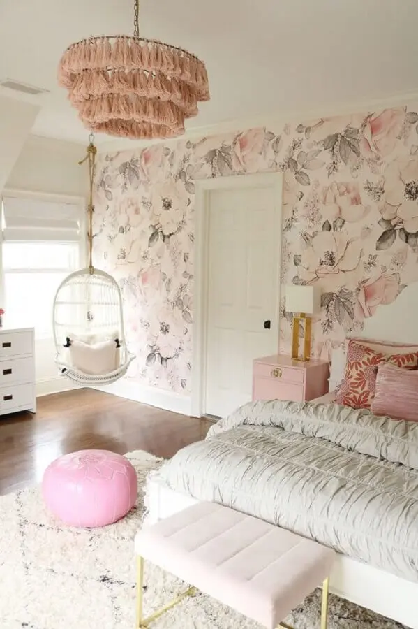 quarto feminino decorado com papel de parede floral e poltrona balanço suspensa Foto Darling Darleen