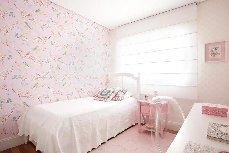 quarto feminino decorado com papel de parede romântico rosa floral Foto Liliana Zenaro