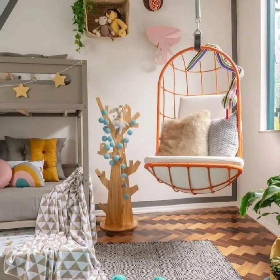 quarto infantil decorado com cadeira de balanço suspensa Foto Pinterest