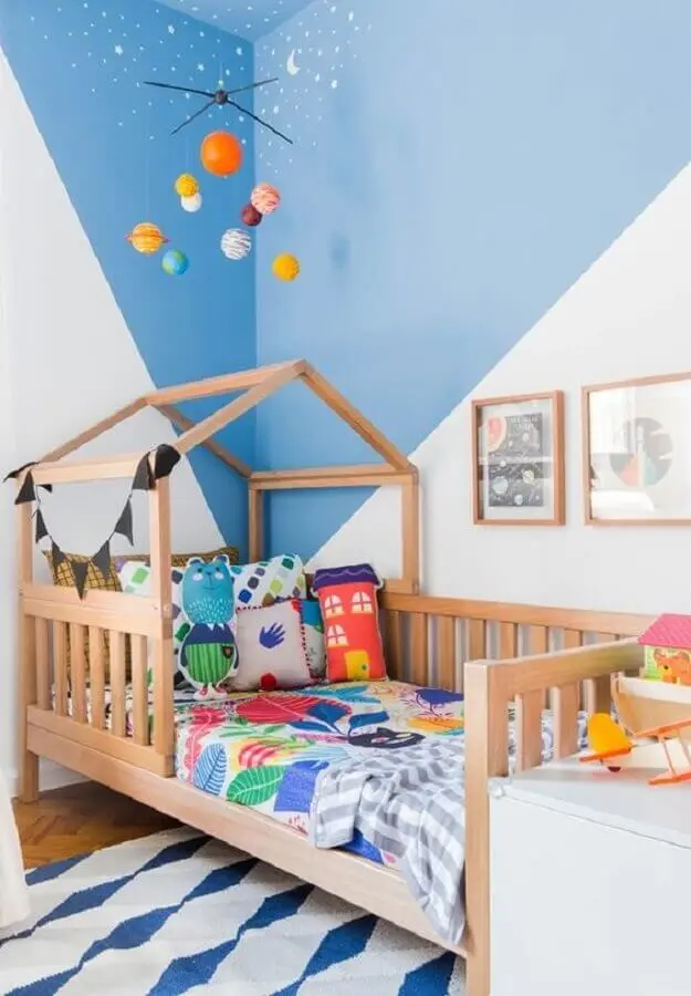 quarto para criança azul e branco com decoração simples Foto Jeito de Casa