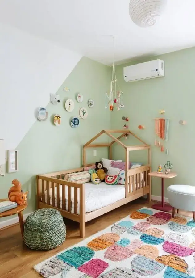 quarto para criança com decoração simples com cama casinha de madeira Foto Histórias de Casa